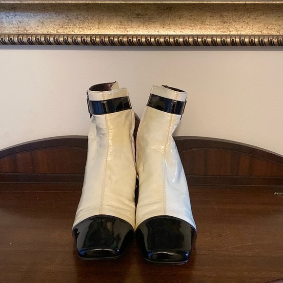 These beauties are for my VINTAGE LOVERS!! Absolutely my favorite style of boots - Picture 1 of 12